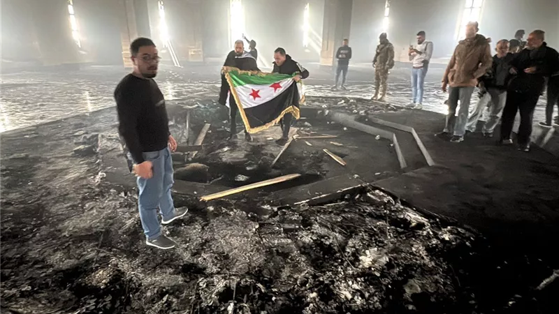 مجهولون ينبشون قبر حافظ الأسد وينقلون الرفاة إلى مكان مجهول |صور