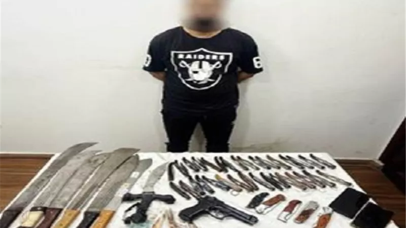 سقوط مروج الأسلحة البيضاء عبر الإنترنت في قبضة الأمن بالإسكندرية