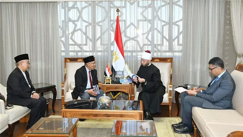 وزيرُ الأوقاف يستقبل وفدًا ماليزيًّا لبحث التعاون المشترك