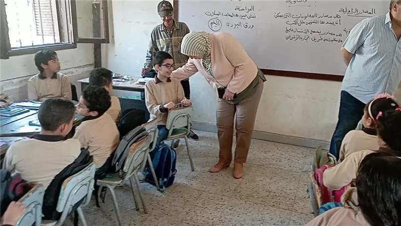 مدير تعليم بني سويف تتابع انتظام العملية التعليمية بالمدارس