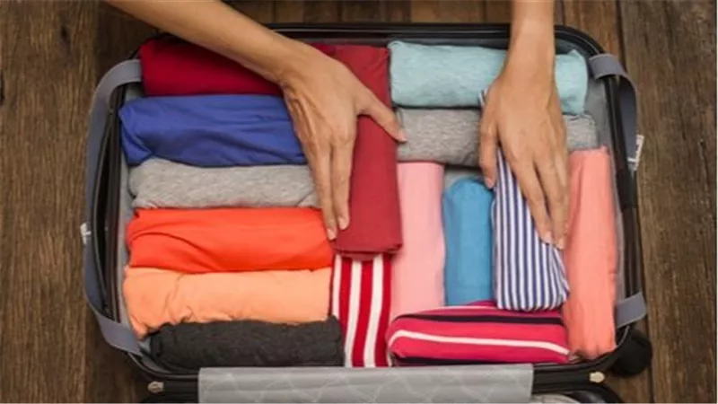 دليل الرجل الأنيق.. كيف ترتب حقيبة سفرك الصغيرة بذكاء واحترافية