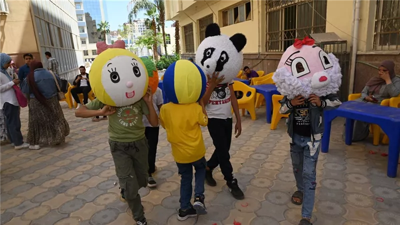 نائب رئيس جامعة الفيوم يشارك الأطفال فرحتهم احتفالاً بيوم اليتيم