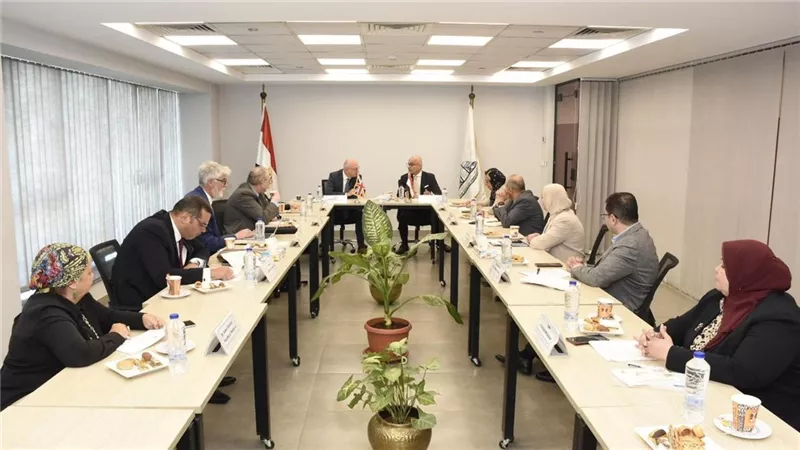 رئيس جامعة عين شمس يستقبل وفد جامعة إكستر البريطانية