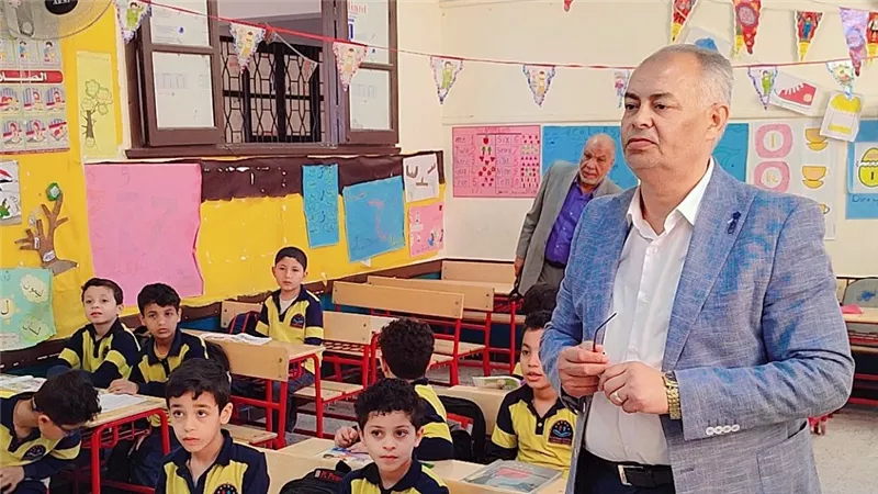 مدير إدارة أبشواي التعليمية ووكيلها يتفقدان عدد من مدارس الإدارة