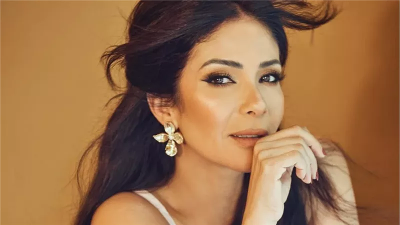 فستان ب116 ألف جنيه.. منى زكي تتألق بإطلالة من زمن الستينيات