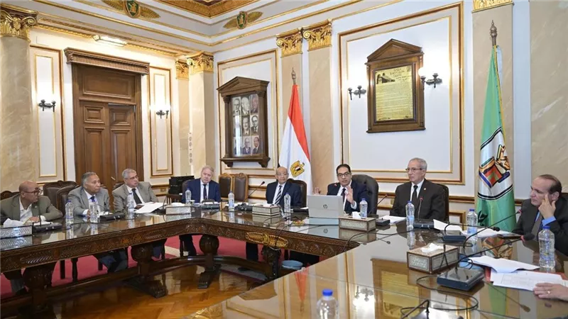 جامعة القاهرة تستعرض الموقف التنفيذي لمشروع إسكان أعضاء هيئة التدريس والعاملين