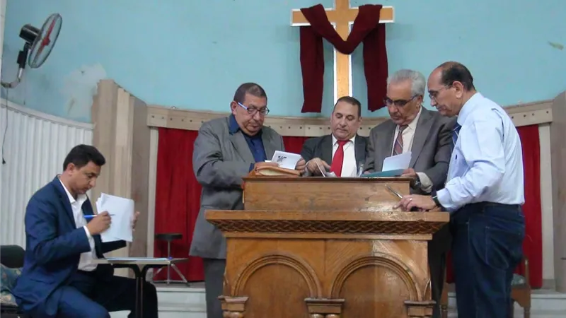 رئيس الطائفة الإنجيلية يهنئ القس عيد صليب بتجديد الثقة للكنائس المعمدانية 