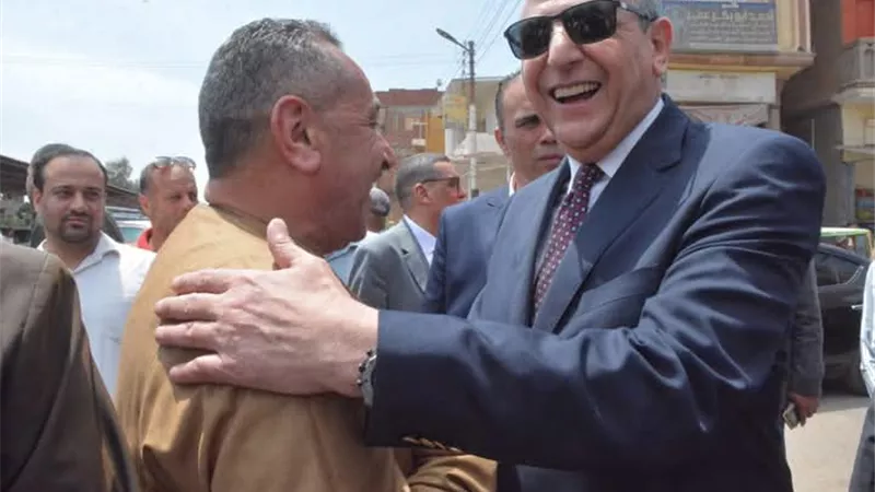 محافظ الغربية يزور قرية العزيزية سيرا على الأقدام ويتعهد بحلول فورية