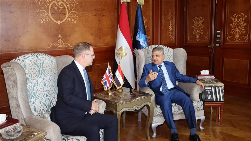 الفريق أسامة ربيع يبحث سبل التعاون المشترك مع السفير البريطاني بالإسماعيلية