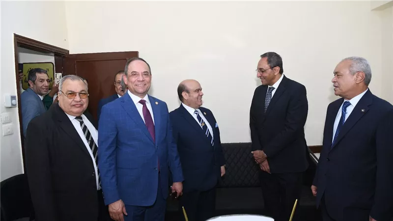 محافظ قنا ورئيس هيئة النيابة الإدارية يفتتحان مجمع النيابات الإدارية 