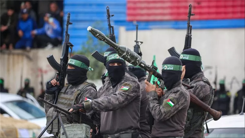 إسرائيل هيوم: حماس تدرس نزع السلاح ومغادرة قياداتها لقطاع غزة وانقسام داخلي