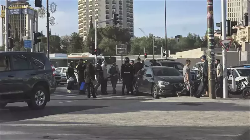 هل كانت محاولة اغتيال؟ طرد مشبوه وصل إلى مكتب نتنياهو بعد حادث سير موكبه