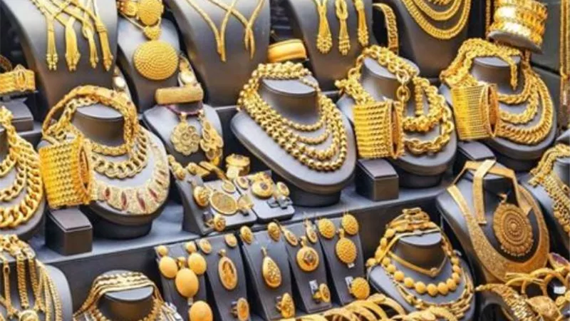 الذهب يتراجع محليًا مع استقرار نسبي عالمي.. عيار 21 يسجل 4645 جنيهًا