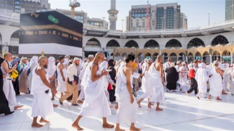 هل يجزئ تقصير جزء من الشعر للرجال عند التحلل من العمرة؟ الإفتاء توضح