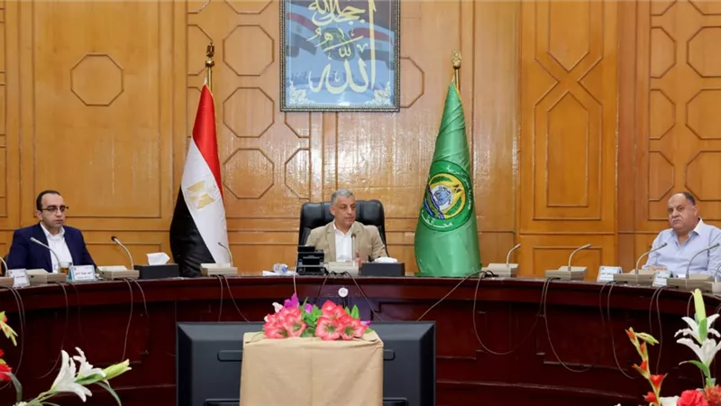 محافظ الإسماعيلية يترأس اجتماع اللجنة العليا لمتابعة توريد محصول القمح 2025