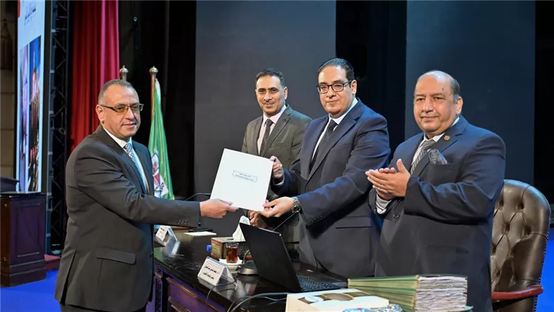 جامعة القاهرة تكرم الفريق المنظم لزيارة الرئيس الفرنسي 