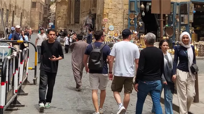 استغاثات من شارع المعز لوزير الداخلية.. فوضى تهدد أعرق شوارع القاهرة التاريخية