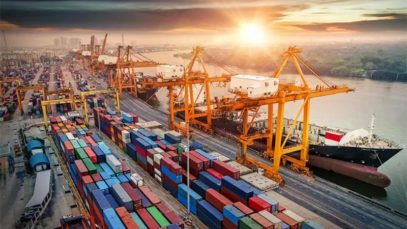 مصدر بالجمارك يكشف حجم البضائع المتواجدة في الموانئ بسبب حريق رمسيس