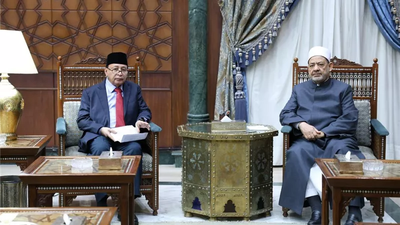 شيخ الأزهر يستقبل وزير المالية الإندونيسي الأسبق لبحث تعزيز التعاون العلمي
