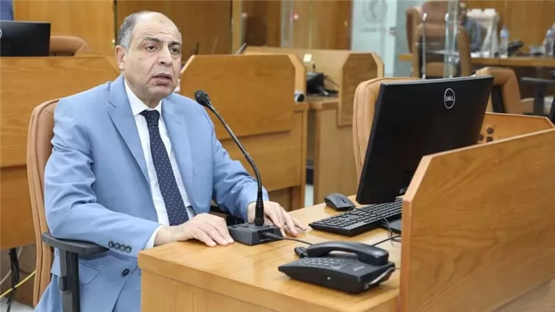 محافظ المنيا يتابع تطورات العاصفة الترابية من مركز السيطرة 