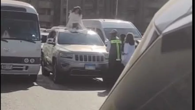  على كوبري أكتوبر.. فتاة تتسبب فى تعطيل الحركة المرورية وتهزي بعبارات غريبة 