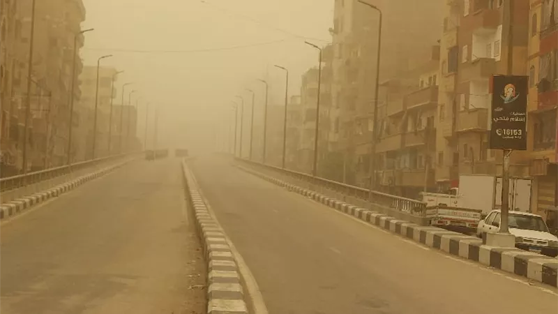الشوارع خالية والمواطنون في منازلهم.. سوهاج تحت تأثير العاصفة الترابية