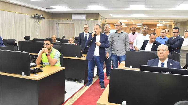 محافظ أسيوط يتابع تطورات حالة الطقس عبر مركز سيطرة الشبكة الوطنية للطوارئ |صور