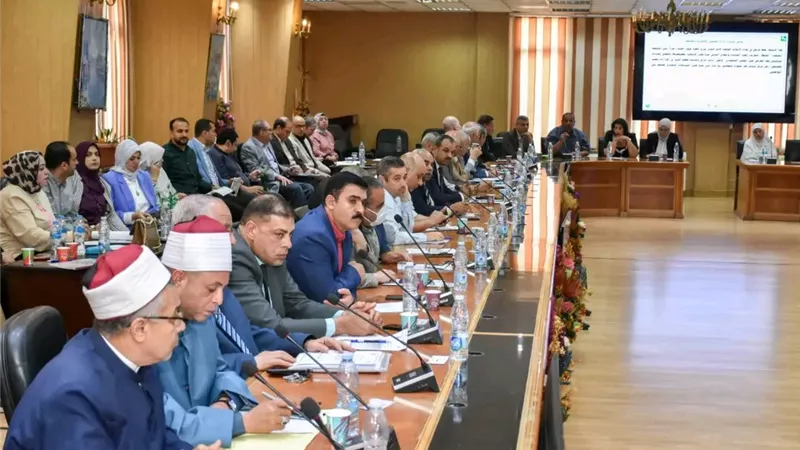 محافظ الشرقية يناقش استعدادات مواجهة الطقس السيئ