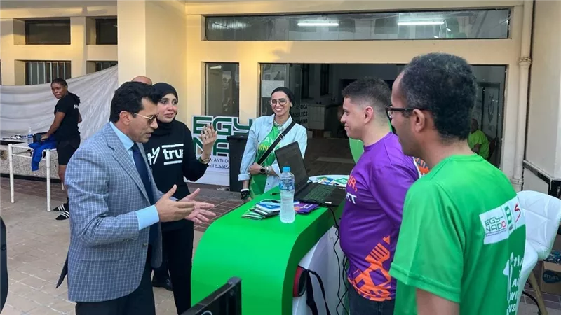 وزير الشباب والرياضة يزور جناح المنظمة المصرية لمكافحة المنشطات 