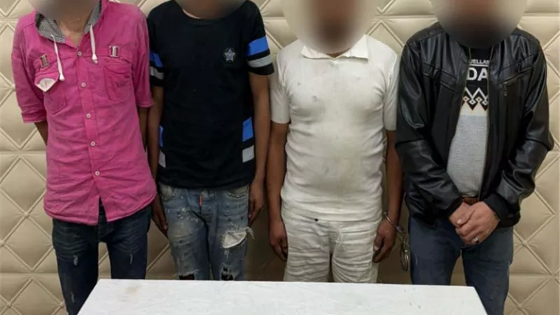 ضبط ثلاثة أشخاص استدرجوا مواطنًا لسرقة أمواله وابتزازه بعد تصويره عارياً