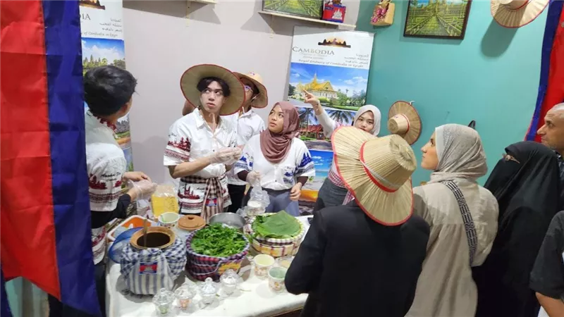 سفير كمبوديا يتفقد معرض 