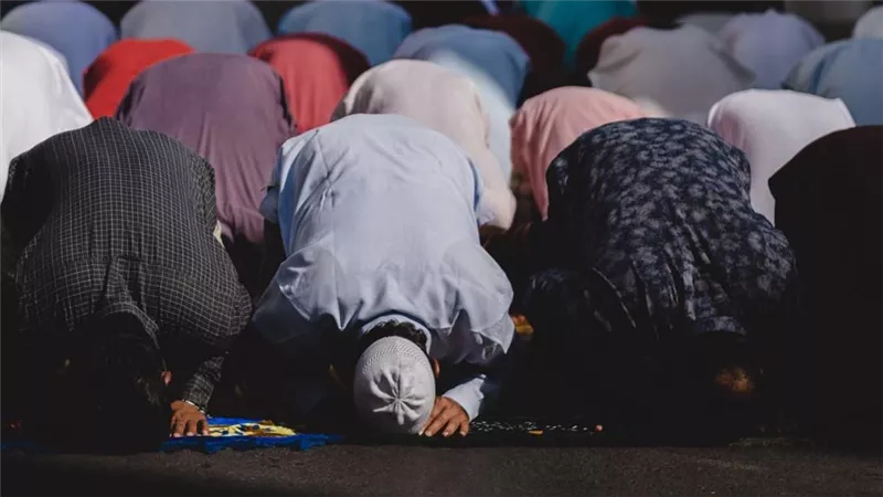 هل يجوز صلاة الفريضة خلف الإمام الذي يصلي النافلة؟.. الإفتاء تجيب 