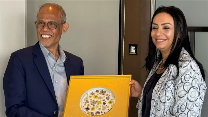 مايا مرسي تلتقي وزير الأسرة والتنمية الاجتماعية بجمهورية سنغافورة