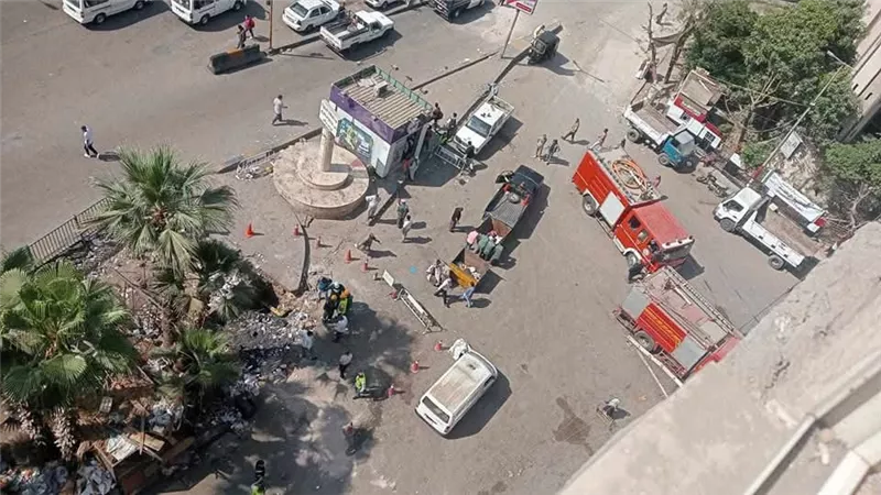 «لودر» يتسبب فى كسر ماسورة غاز بشارع فيصل أثناء رفع القمامة