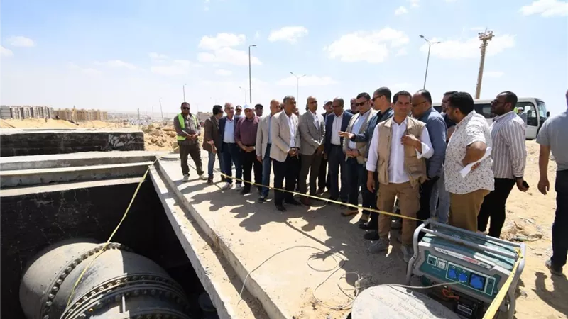  وزير الإسكان يتفقد محاور وطرق مدينة الشروق ويختتم جولته 