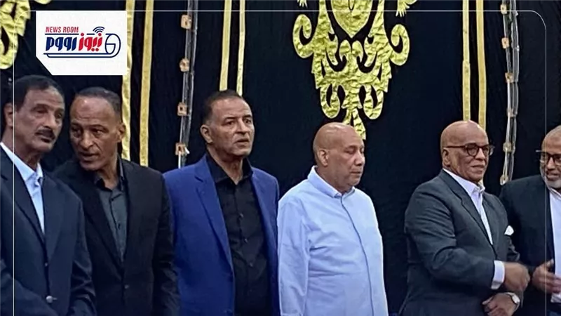 بالصور .. الخطيب وشوبير ونجوم الكرة يواسون أسامة عرابي في وفاة والدته