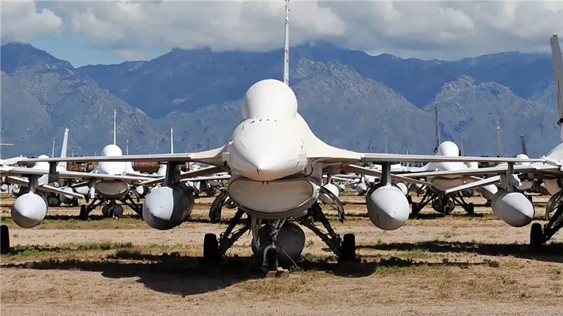 خرجت من مقبرة الجيش الأمريكي .. واشنطن ترسل طائرات «F-16» إلى أوكرانيا