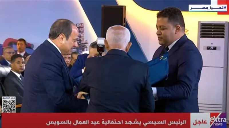 اتحاد نقابات العمال يهدي الرئيس السيسي درع الاتحاد العام 