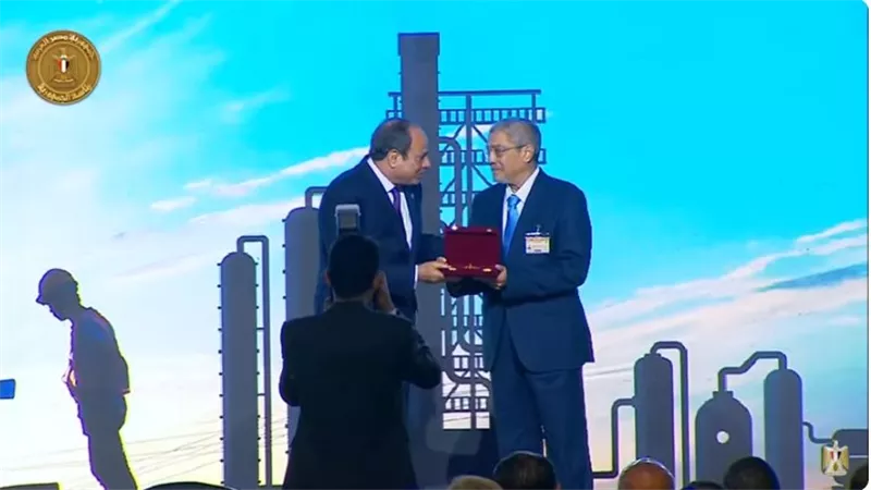 الرئيس السيسي يكرم عددا من النماذج الناجحة في قطاعات العمل 