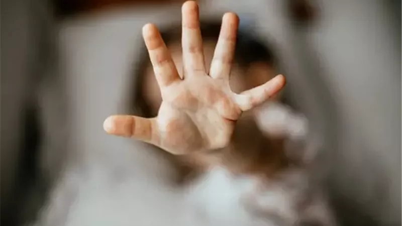 كيف تتعامل الأم مع أزمة التحرش بالأطفال؟.. خبراء يجيبون 