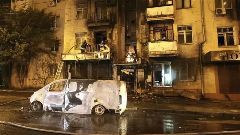 هجوم روسي بالطائرات المسيّرة يشعل حرائق في كييف ويُلحِق أضرارًا بالمباني