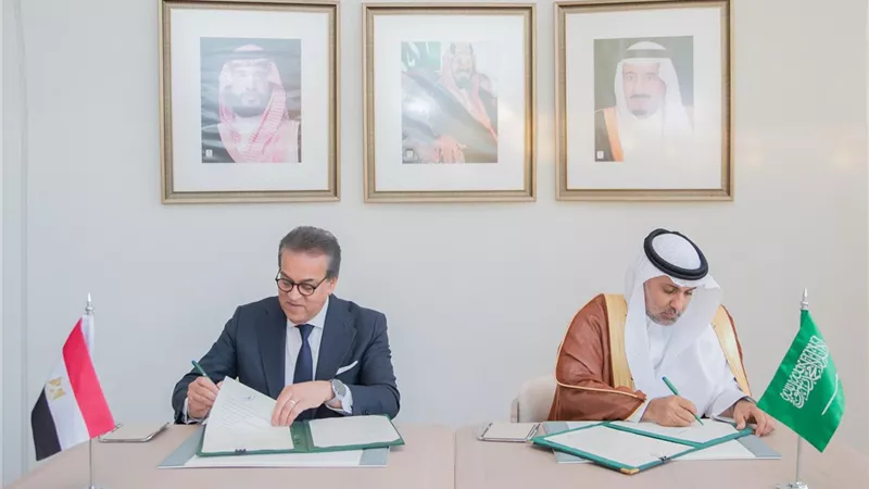 أبرزها الطب الافتراضي.. الصحة توقع مذكرة تفاهم مع صحة السعودية