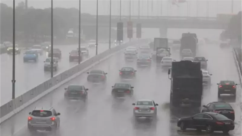 مطر ورعد ورياح.. نصائح هامة لسائقي السيارات لتجنب الحوادث