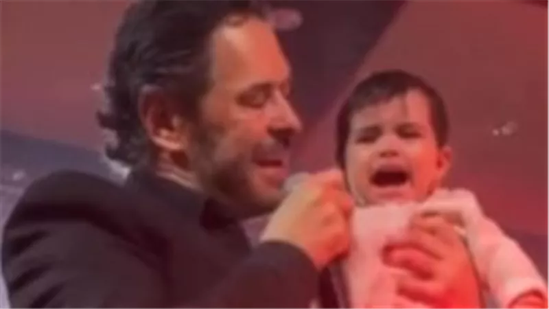 فى حفله بالأردن.. راغب علامة يداعب طفلة صغيرة على المسرح 
