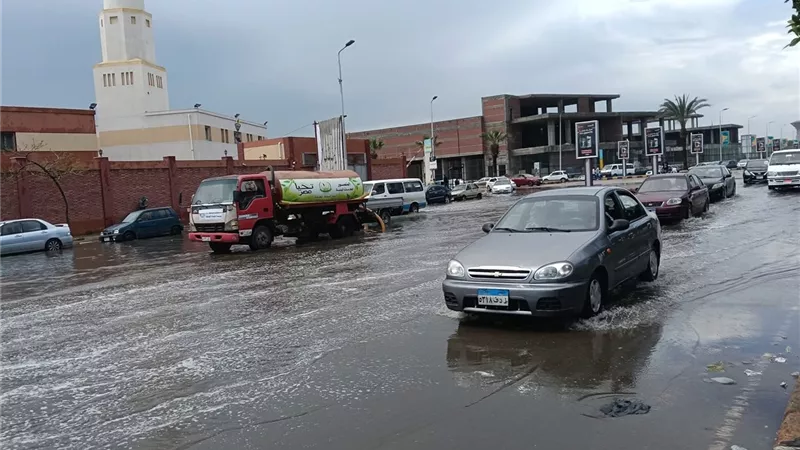 أمطار غزيرة تضرب محافظة دمياط.. وتأجيل امتحانات النقل في المدارس