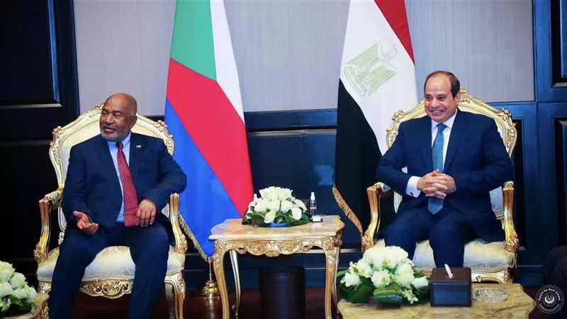 السيسي: تحدثت مع رئيس جزر القمر بشأن التغلب على الفقر وتخفيف أعباء الدين