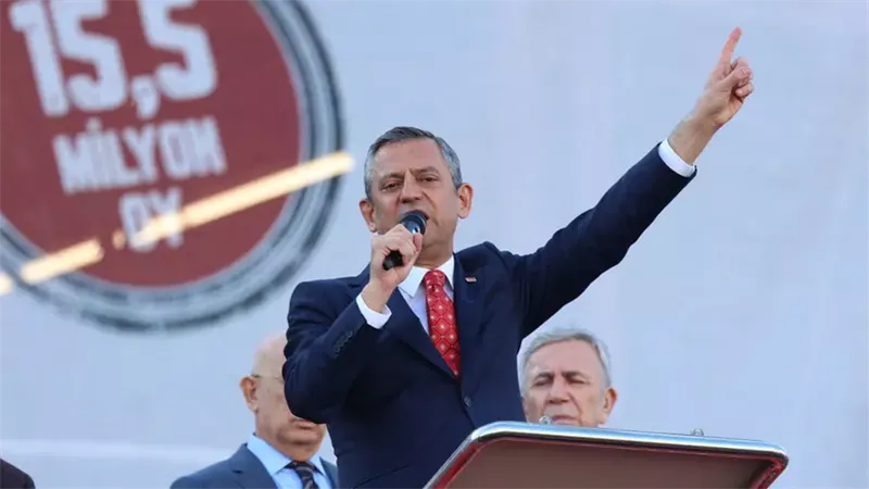 زعيم المعارضة التركية يتعرض لهجوم أثناء مغادرته حفل تأبين فى إسطنبول