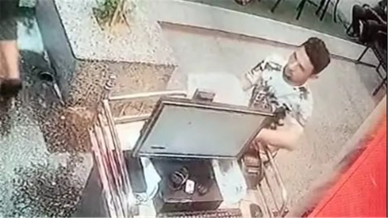 الأمن يتوصل لسارق محمول من محل بحدائق القبة                              