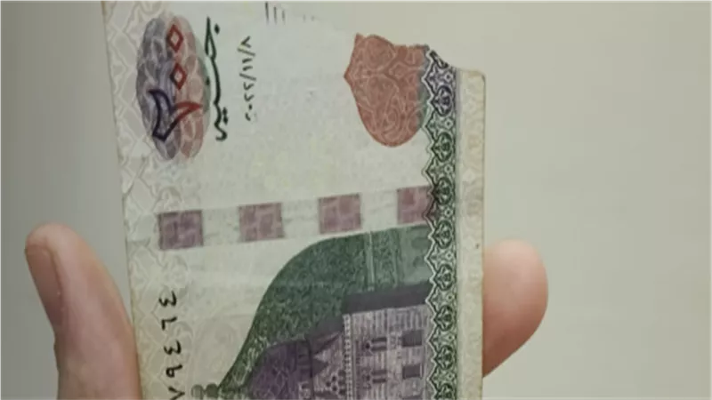 هل يمكن استبدال أوراق النقود التالفة بأخرى سليمة من البنوك؟ 