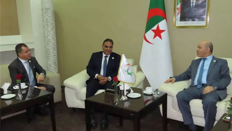 الغزالي يستعرض جهود مصر في مكافحة السرطان خلال لقائه وزير الصحة الجزائر